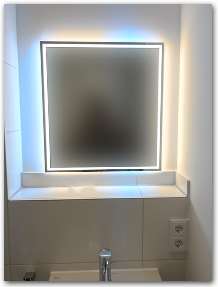 Badspiegel mit umlaufender LED-Beleuchtung und Raumbeleuchtung ( Hinterleuchtung des Spiegels ). Die Lichtfarbe kann variabel von kaltweiss über warmweiss bis gelblich stufenlos angepasst werden. Der Spiegel ist dimmbar in mehreren Stufen.
