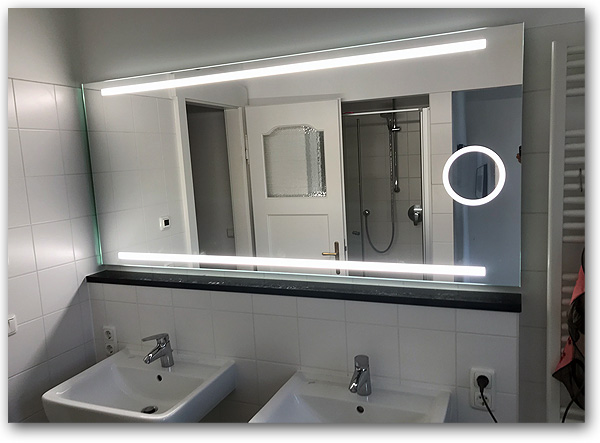 Badspiegel mit eingebautem, beleuchteten Vergrösserungsspiegel