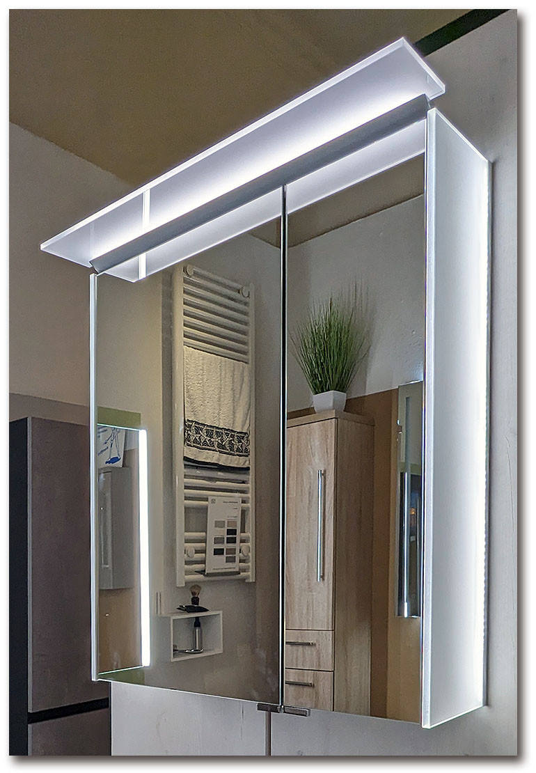 Rundum beleuchteter Spiegelschrank für das Bad und Badezimmer